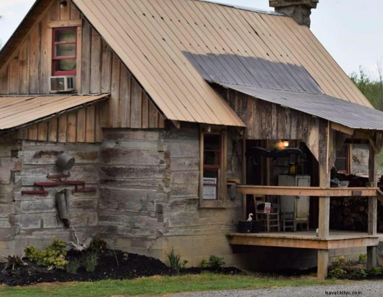 Cabin Creek: Historic 1810 Cabin with Modern Comforts in Edmonton, KY
