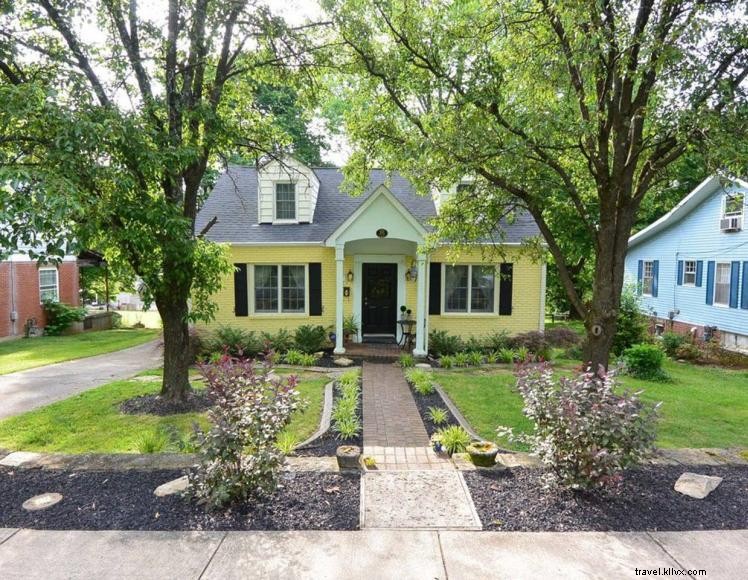 Spacious 6‑Guest Cottage in Historic Bardstown – 5‑Minute Walk to Court Square