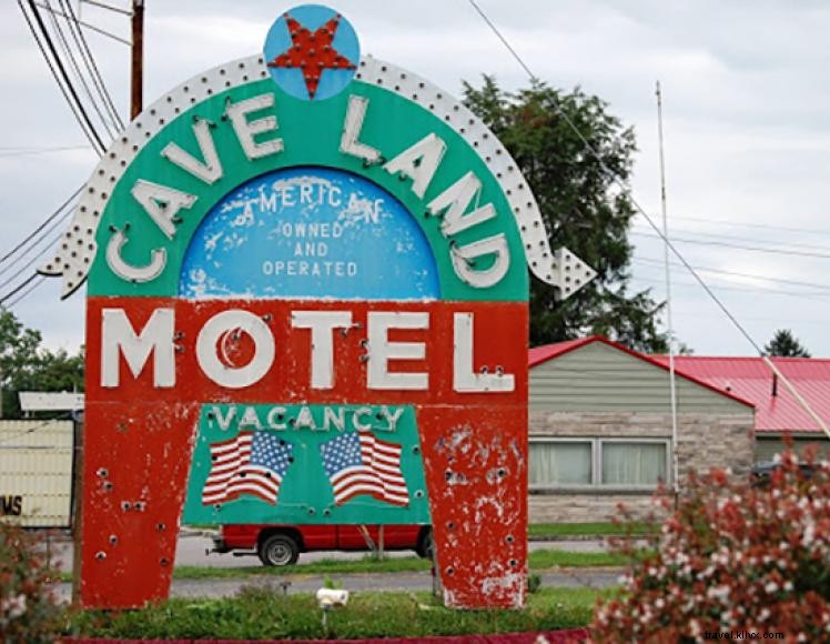 Caveland Motel – 14‑Room Vintage Motor Court in Cave City, KY
