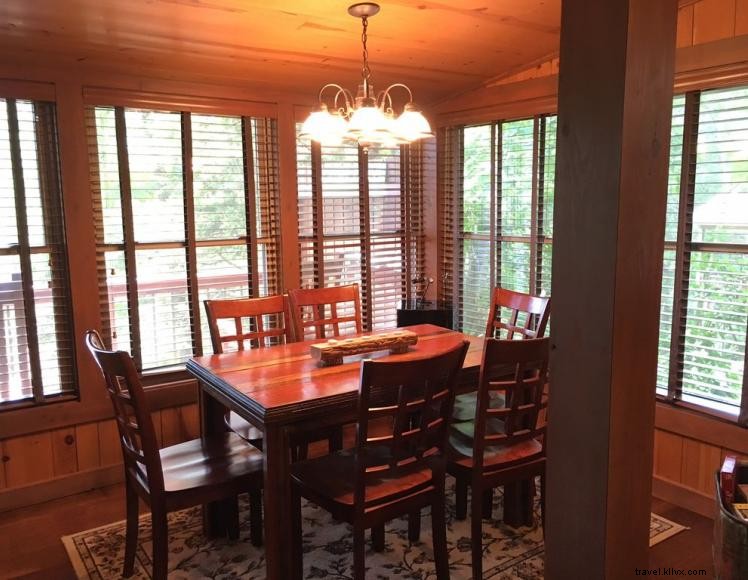 Luxury 2‑Bedroom Lake Cabin – 3‑Minute Drive to Lake Cumberland Marina