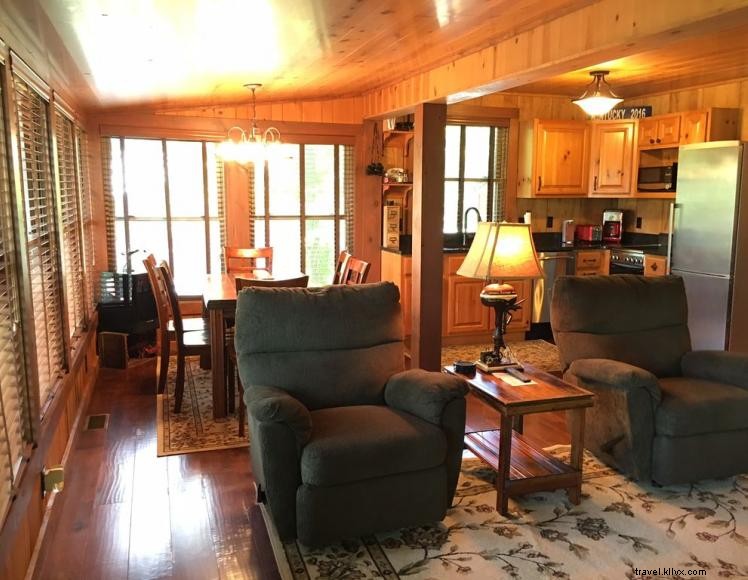 Luxury 2‑Bedroom Lake Cabin – 3‑Minute Drive to Lake Cumberland Marina