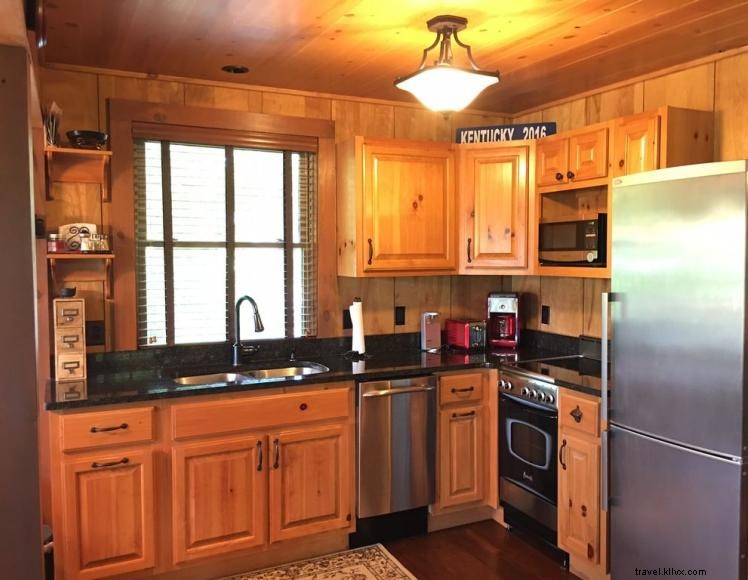 Luxury 2‑Bedroom Lake Cabin – 3‑Minute Drive to Lake Cumberland Marina