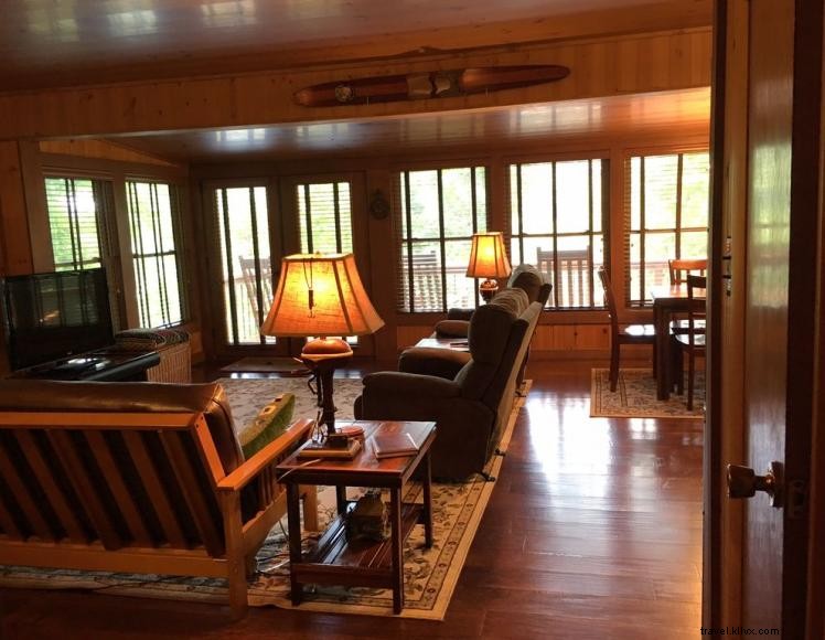 Luxury 2‑Bedroom Lake Cabin – 3‑Minute Drive to Lake Cumberland Marina