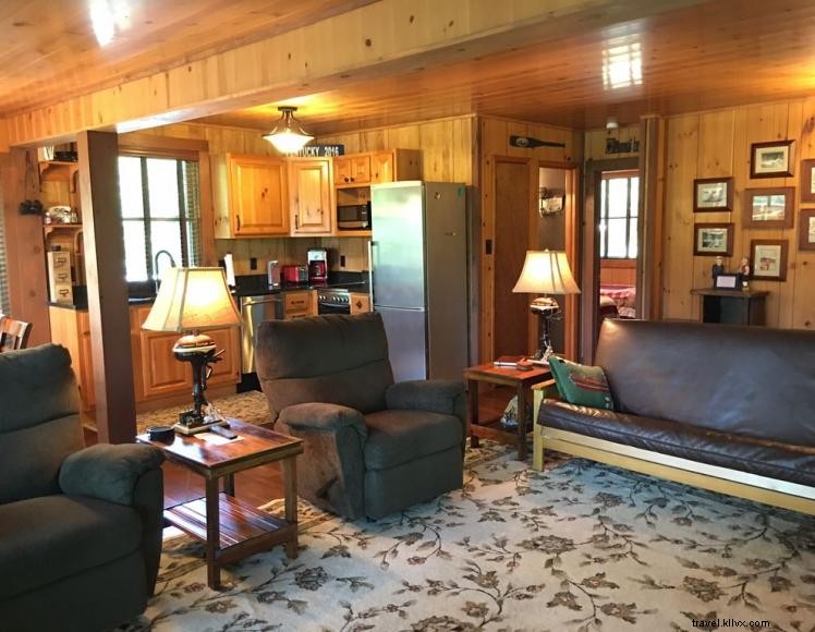 Luxury 2‑Bedroom Lake Cabin – 3‑Minute Drive to Lake Cumberland Marina