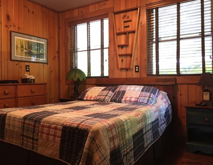 Luxury 2‑Bedroom Lake Cabin – 3‑Minute Drive to Lake Cumberland Marina
