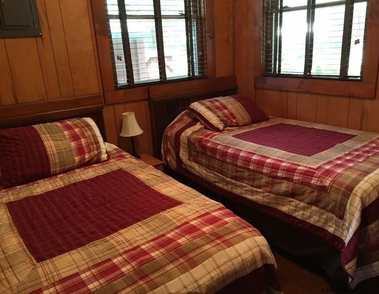 Luxury 2‑Bedroom Lake Cabin – 3‑Minute Drive to Lake Cumberland Marina