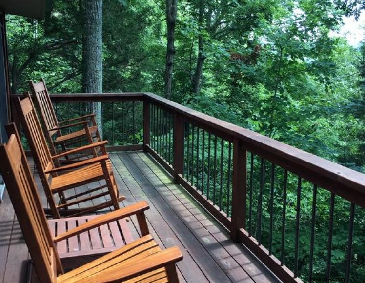 Luxury 2‑Bedroom Lake Cabin – 3‑Minute Drive to Lake Cumberland Marina