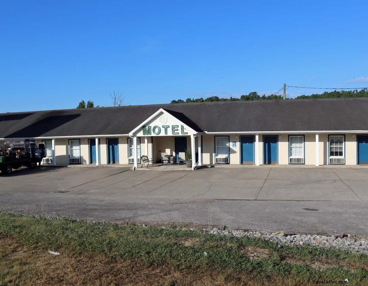 Cedar Inn – Pet‑Friendly Guesthouse Near I‑71 Exit 62