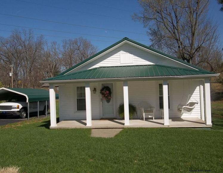 Cozy 2-Bedroom Lakefront Retreat in Grand Rivers, KY – Your Home Away from Home