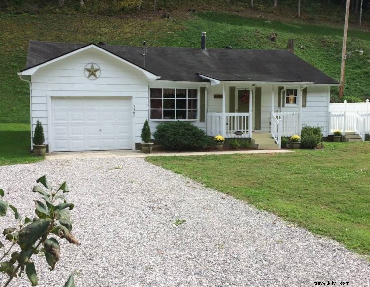 Cowan Creek Cottage – Cozy Mountain Retreat in Whitesburg, KY