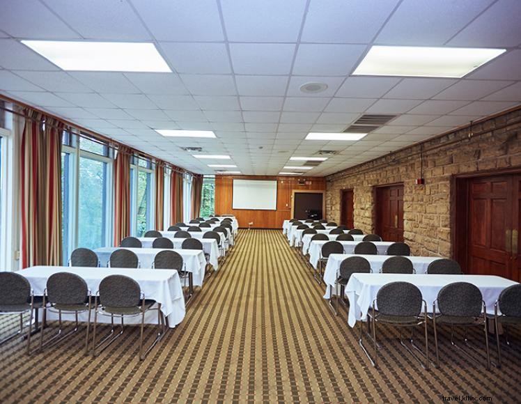 Cumberland Falls State Resort Park – Scenic Natural Wonder & Visitor Guide