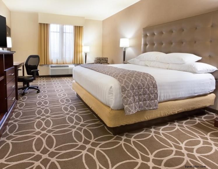 Drury Inn & Suites Louisville North – Comfortable Stay Near I-265