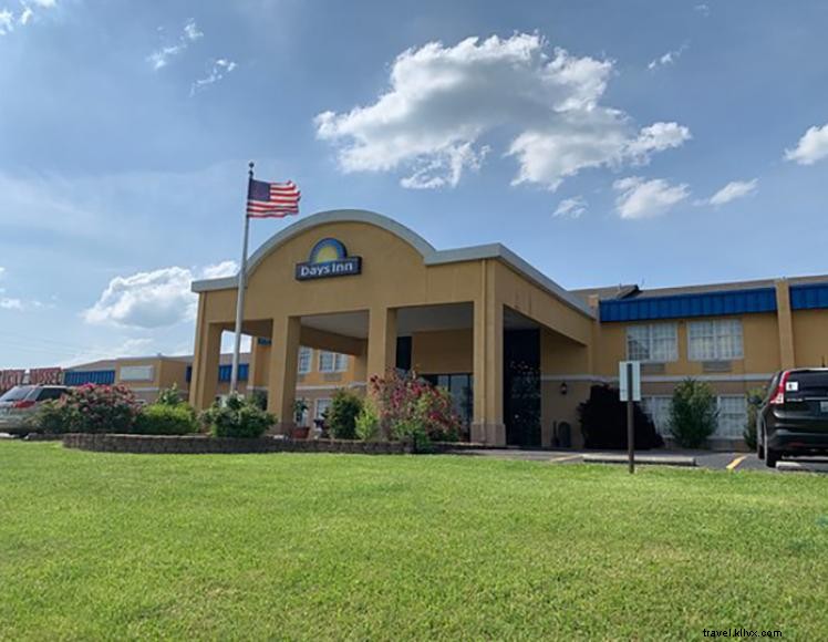 Days Inn Madisonville – Central Western Kentucky Hotel with Complimentary Breakfast, Heated Pool & Business Center