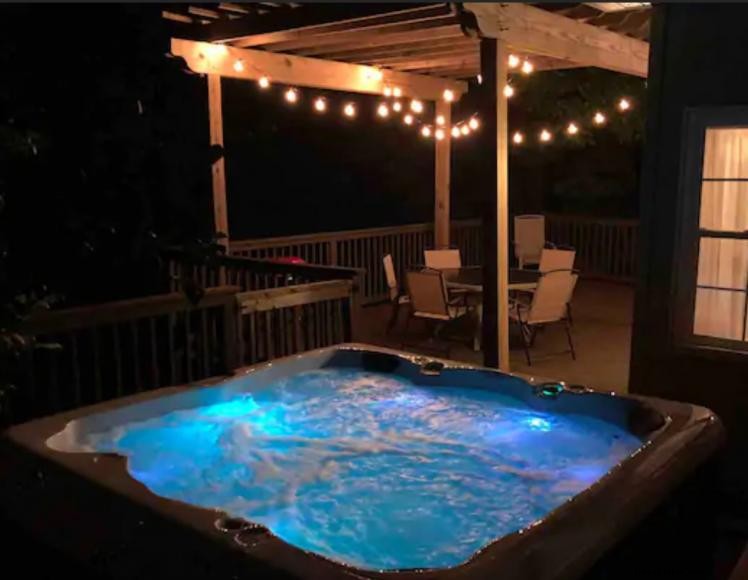 Driftwood Cottage: Seaside Lakefront Retreat in Russell Springs, KY