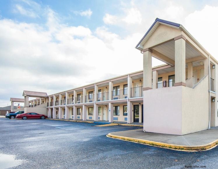 Econo Lodge Grayson – Comfortable Rooms with Whirlpool & Free HBO