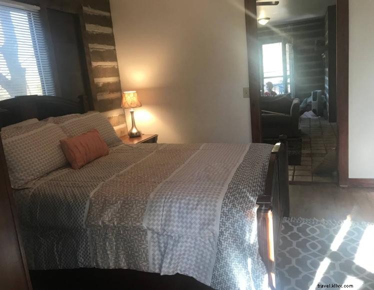 Foggy Bottom Wolf’s Den Cabin – 2‑Bedroom Rustic Retreat near Cumberland River