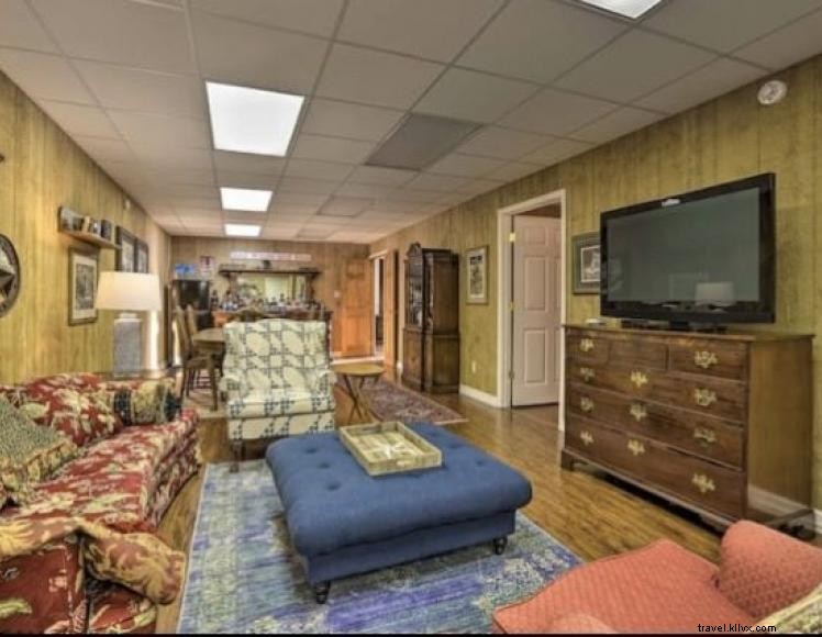 Kentucky Farmhouse Retreat – 5 Beds, 4 Baths, 160 Acres of Meadow