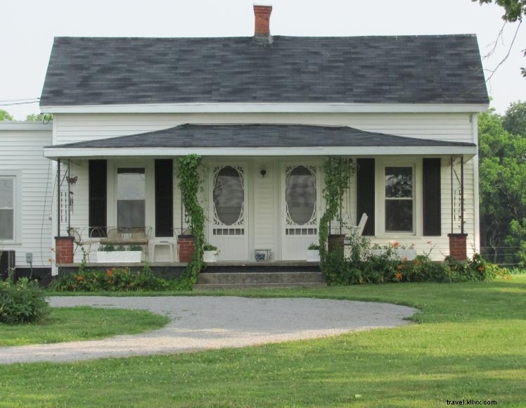 Granny’s Country Cottage – 3‑Bedroom, 1‑Bath Retreat on 19 Acres in Campbellsville, KY