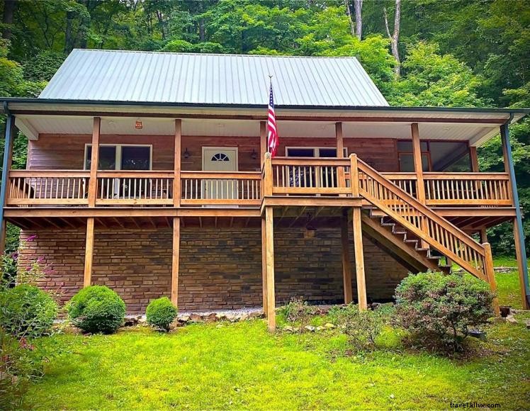 Harmony Hideaway: 3-Bedroom Retreat with Lakeside Pools & Hot Tub