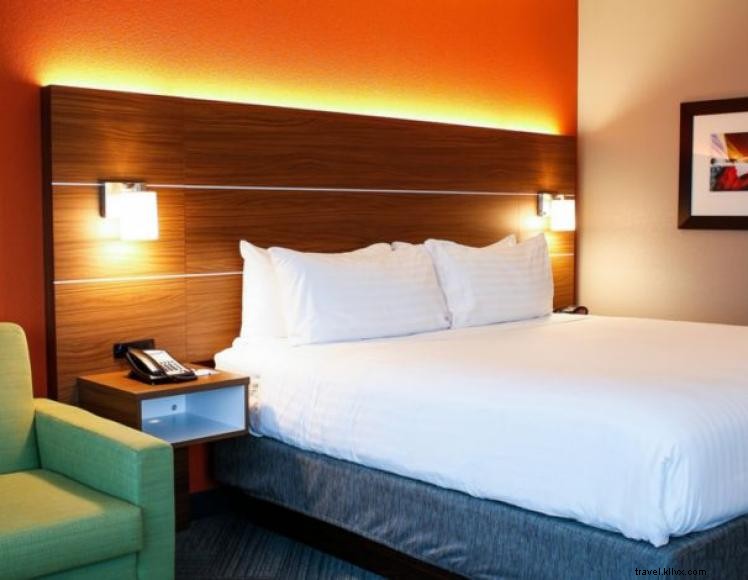 Holiday Inn Express & Suites Louisville Downtown – Modern Comfort & Prime Location