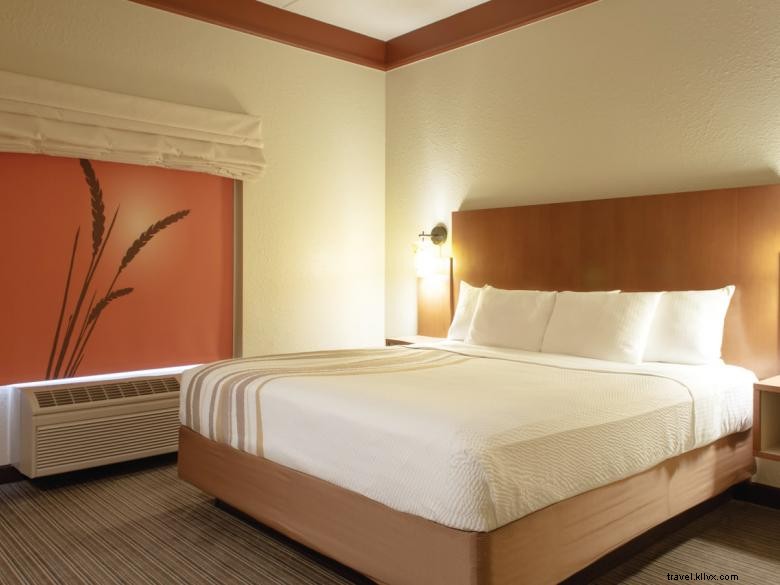 La Quinta Inn & Suites Atlanta: Premium Comfort Near Ballpark & Galleria