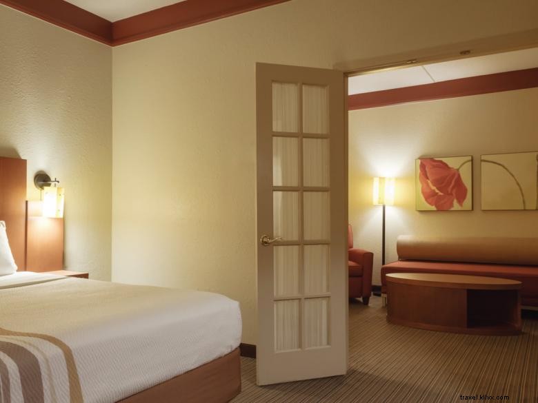 La Quinta Inn & Suites Atlanta: Premium Comfort Near Ballpark & Galleria