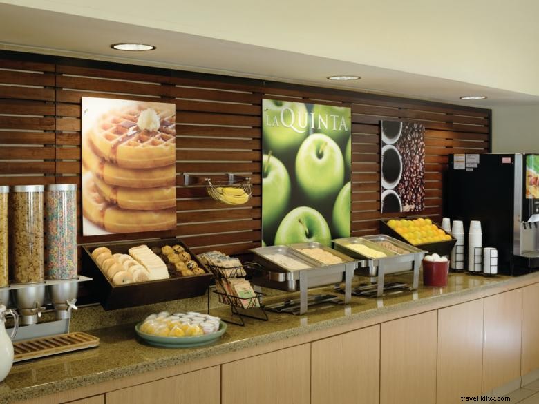 La Quinta Inn & Suites Atlanta: Premium Comfort Near Ballpark & Galleria