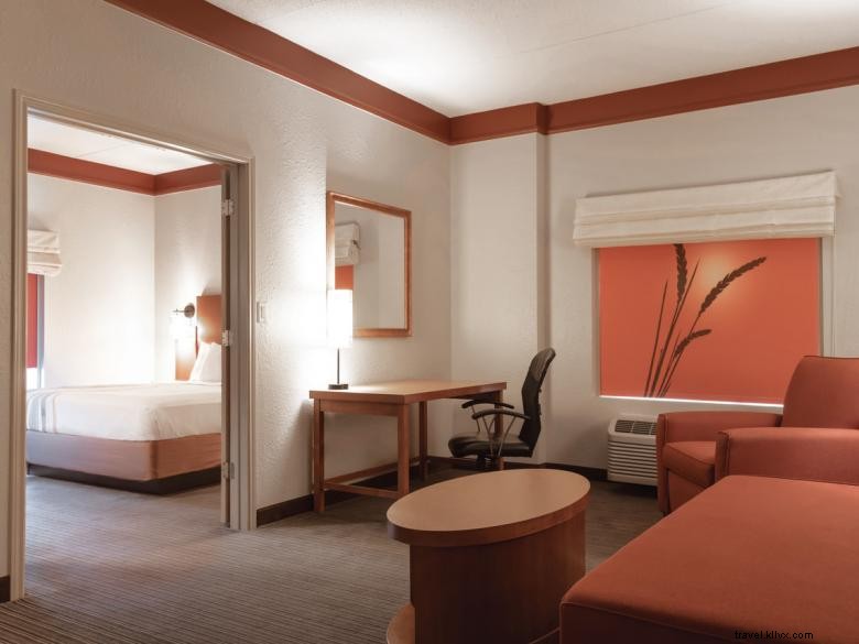 La Quinta Inn & Suites Atlanta: Premium Comfort Near Ballpark & Galleria