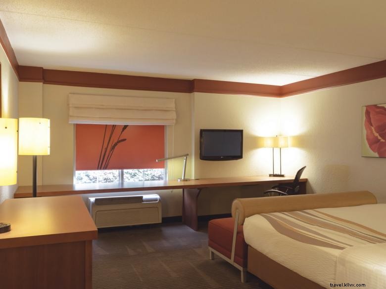 La Quinta Inn & Suites Atlanta: Premium Comfort Near Ballpark & Galleria
