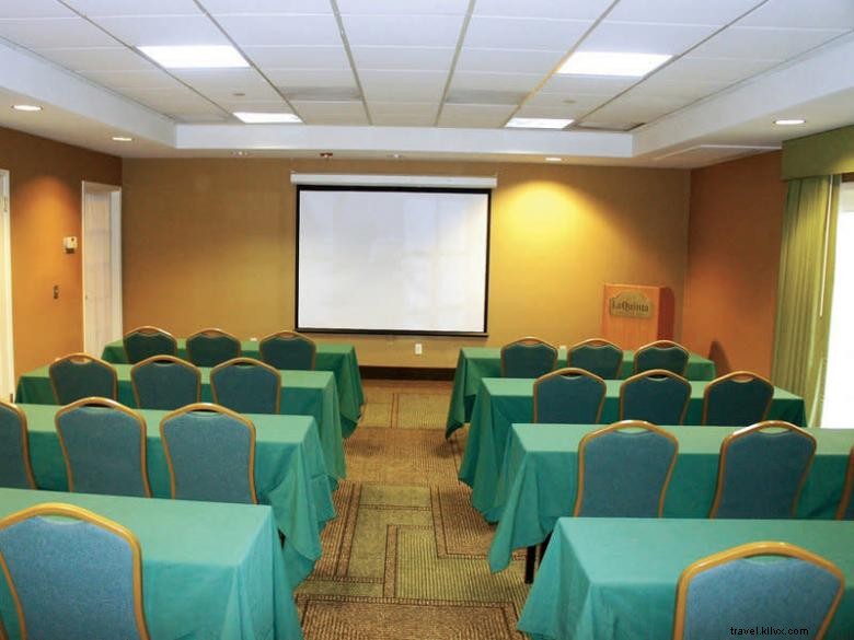 Comfortable Stay at La Quinta Inn & Suites, Alpharetta, Atlanta