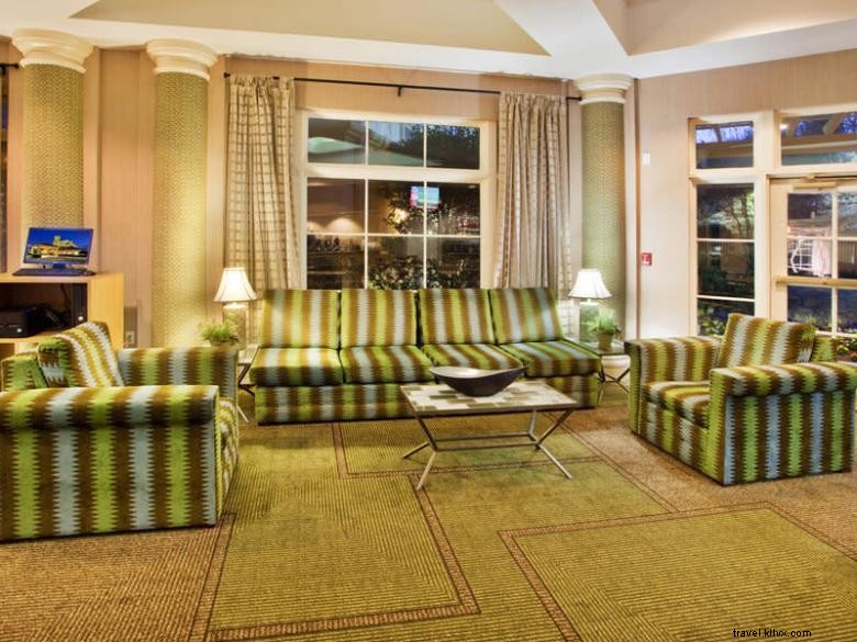 Comfortable Stay at La Quinta Inn & Suites, Alpharetta, Atlanta