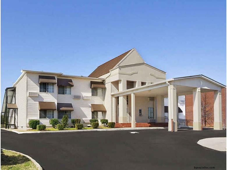 Super 8 Wyndham Madison – Modern Comfort Near I‑20