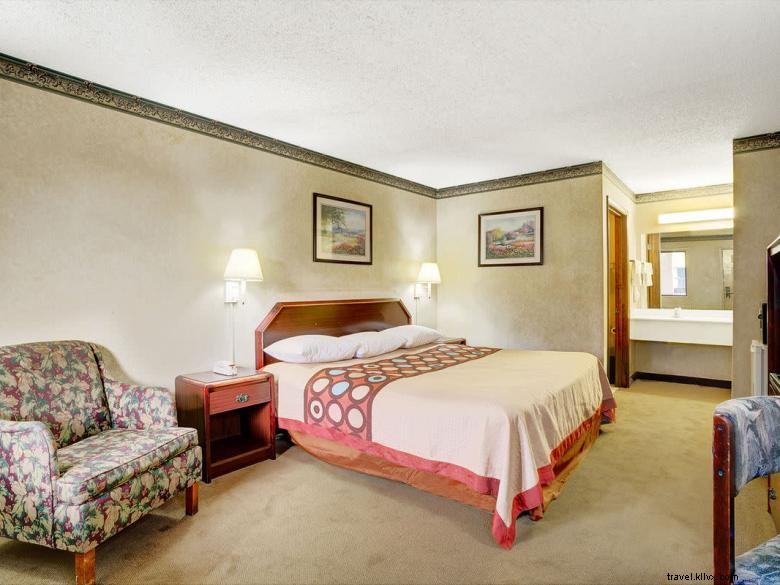 Super 8 Wyndham Griffin: Affordable Comfort Near Atlanta Motor Speedway