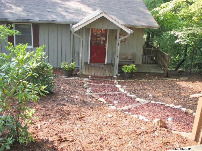 Morgan Ridge Cottage – Secluded Lakeside Retreat in Northeast Georgia