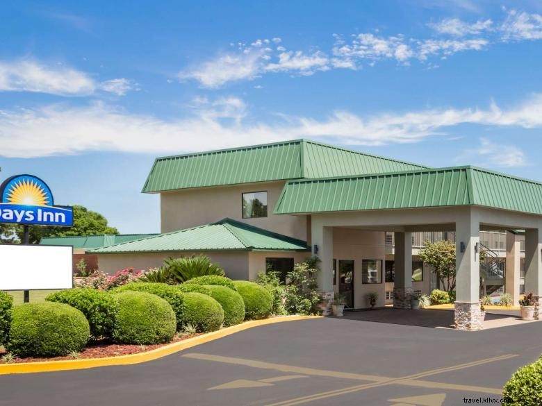 Stay Comfortable at Days Inn by Wyndham Blakely