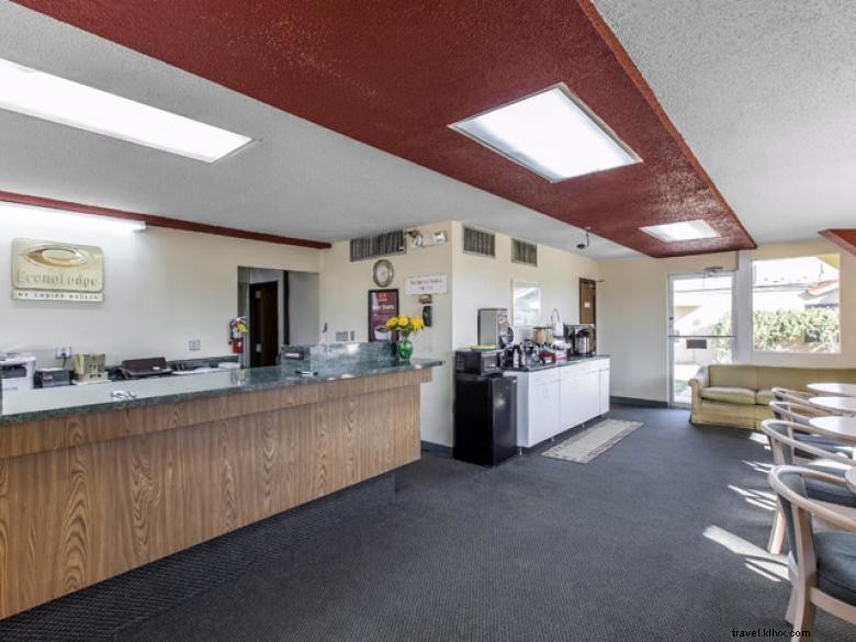 Travel Lodge Forsyth: Historic Heartland Retreat