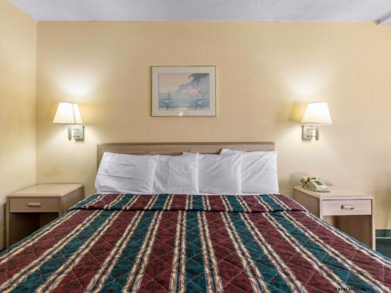 Travel Lodge Forsyth: Historic Heartland Retreat