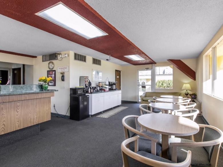 Travel Lodge Forsyth: Historic Heartland Retreat