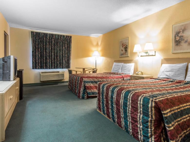 Travel Lodge Forsyth: Historic Heartland Retreat