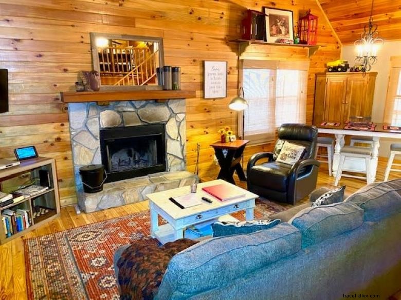Cozy Cabin Retreat on Little Andy Mountain – Scenic Getaway