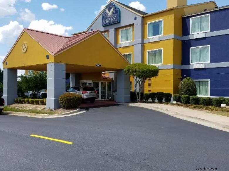 Eagle s Nest: Cozy Guesthouse Offering Warm Hospitality in St.