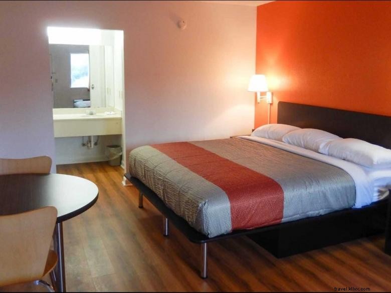 Motel 6 Warner Robins – Affordable Comfort Near Historic Heartland