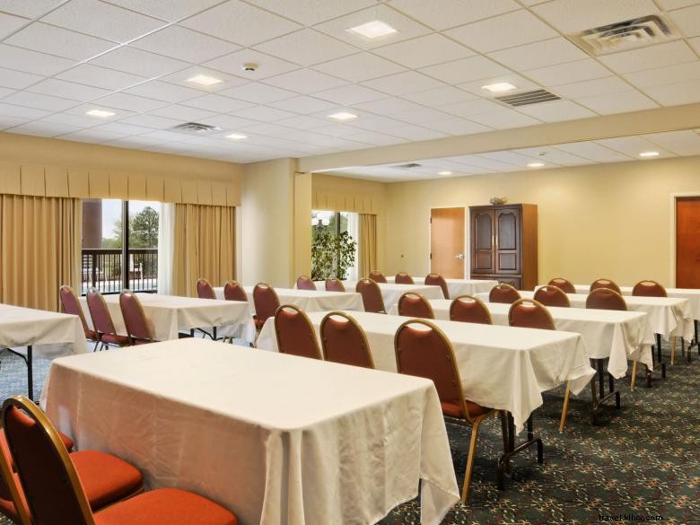 Days Inn by Wyndham Metter – Comfortable & Affordable Hotel Stay