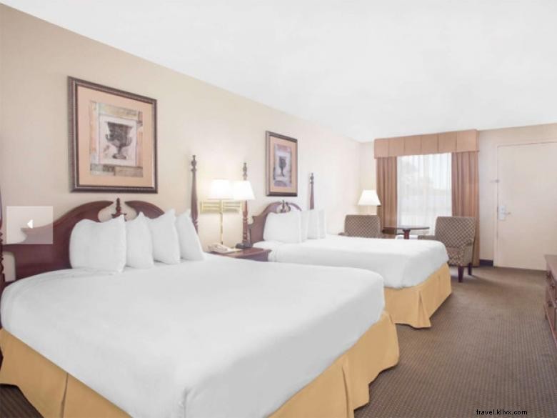 Days Inn by Wyndham Metter – Comfortable & Affordable Hotel Stay