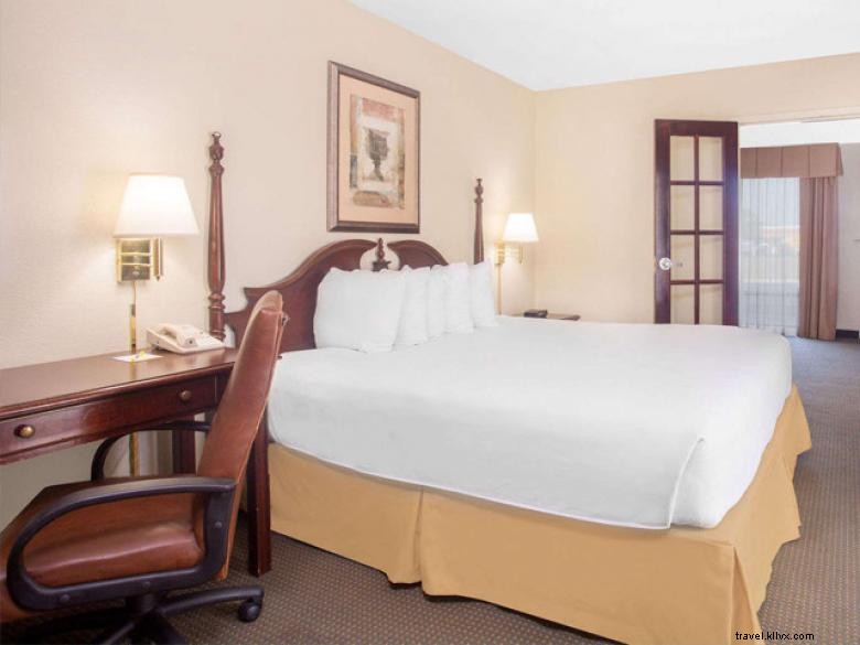 Days Inn by Wyndham Metter – Comfortable & Affordable Hotel Stay