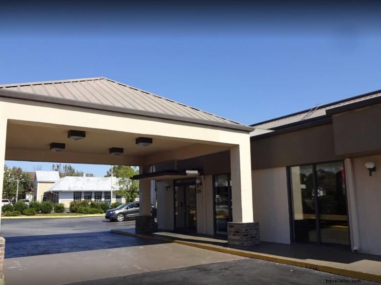 Stay at Red Roof Inn & Suites Statesboro – Conveniently Located Near I‑16