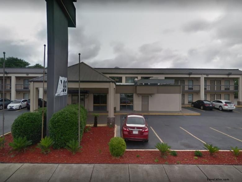 Stay at Red Roof Inn & Suites Statesboro – Conveniently Located Near I‑16