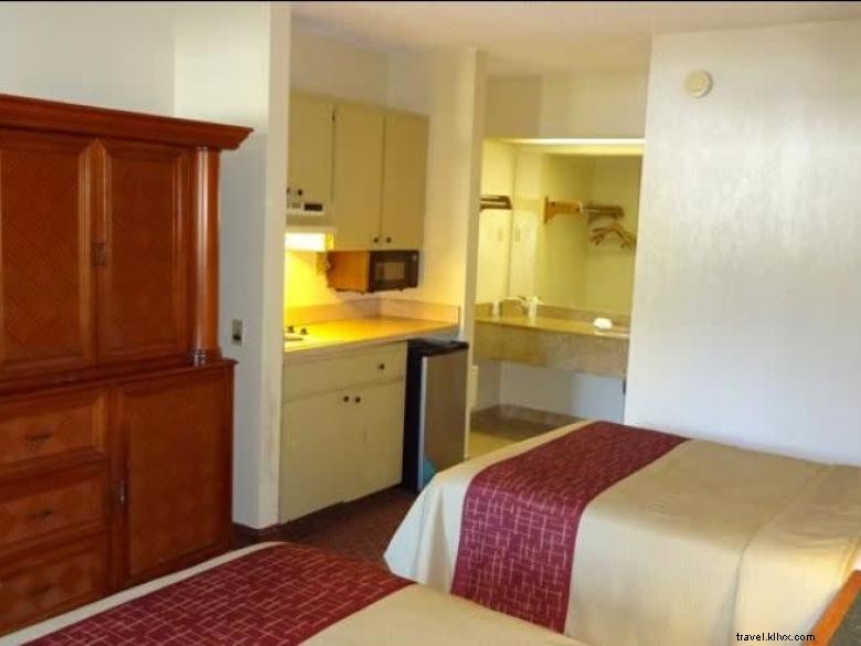 Stay at Red Roof Inn & Suites Statesboro – Conveniently Located Near I‑16