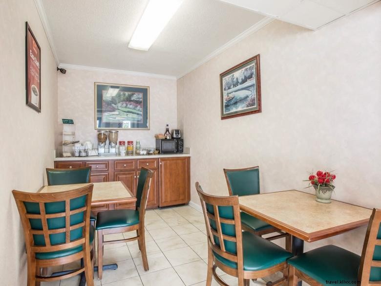 Econo Lodge Thomson – Comfortable & Affordable Hotel Stay