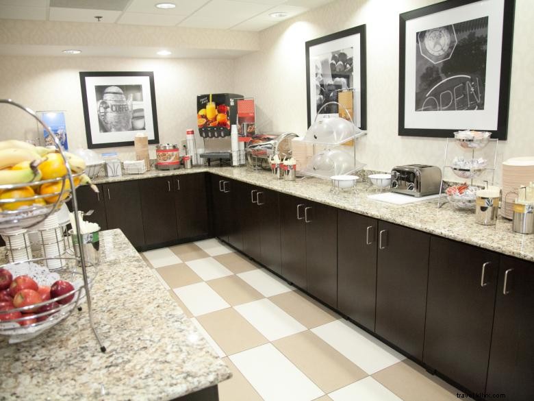 Hampton Inn & Suites Alpharetta – Modern Comfort & Friendly Service